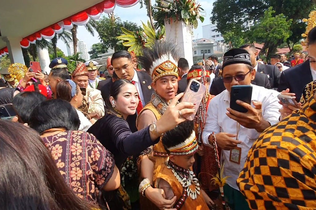 Mereka sempat melambaikan tangan ke awak media. Bahkan, Gibran menyempatkan untuk menyapa tamu dan berswafoto dengan masyarakat yang hadir.