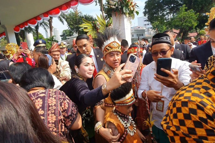 Mereka sempat melambaikan tangan ke awak media. Bahkan, Gibran menyempatkan untuk menyapa tamu dan berswafoto dengan masyarakat yang hadir.