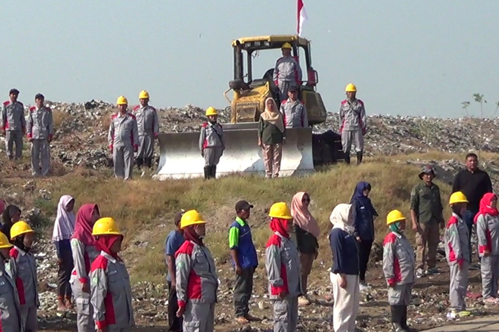 Upacara bendera sengaja digelar di TPA sampah dimaksudkan untuk mengingatkan masyarakat bahwa Indonesia belum merdeka dari sampah. Maka masyarakat bersama stakeholder diharapkan bisa bersama-sama, turut ikut menangani persoalan sampah secara serius.