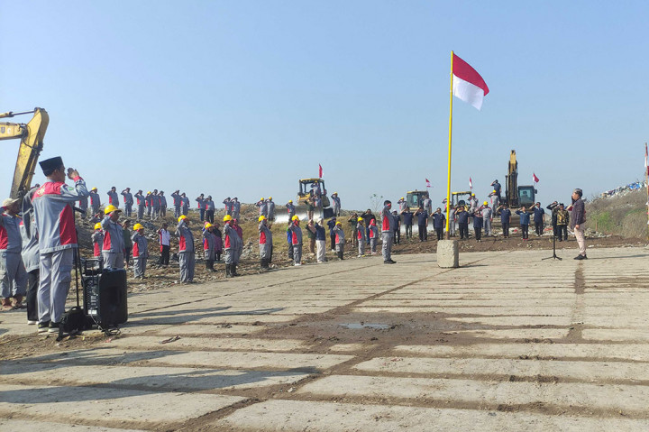 Puluhan pegawai Dinas Lingkungan Hidup dan Kebersihan (DLHK) Sidoarjo bersama sejumlah pemulung mengikuti upacara bendera memperingati HUT ke-79 RI di tempat pembuangan akhir (TPA) sampah, Sabtu, 17 Agustus 2024. Meski dilakukan di TPA sampah upacara bendera tetap berlangsung khidmat.