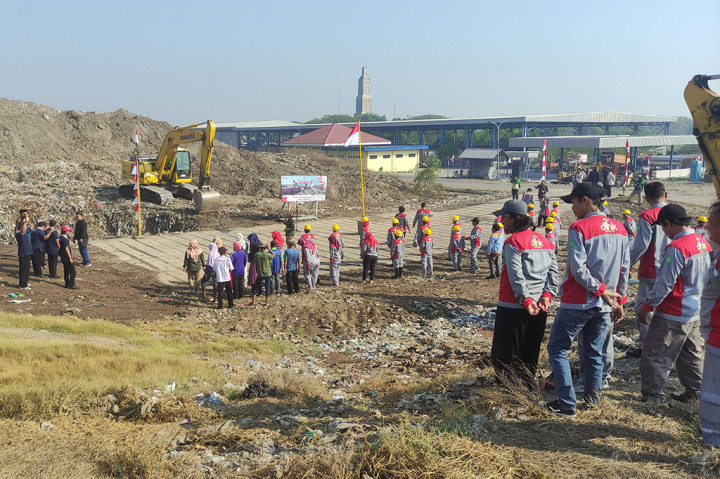 Upacara bendera memperingati HUT ke-79 RI ini dilakukan di TPA Griyo Mulyo, Kecamatan Jabon, Kabupaten Sidoarjo. Upacara diikuti pegawai DLHK Sidoarjo dan sejumlah pemulung.
