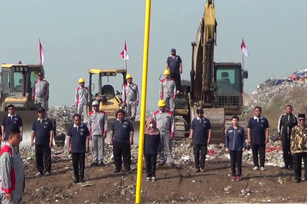 Meskipun dilakukan di TPA sampah, upacara bendera yang dipimpin Kepala DLHK Sidoarjo Bahrul Amiq berlangsung khidmat. Sejumlah alat berat juga ditempatkan di lokasi upacara, lengkap dengan bendera merah putih.