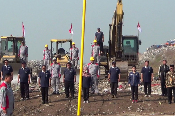 Meskipun dilakukan di TPA sampah, upacara bendera yang dipimpin Kepala DLHK Sidoarjo Bahrul Amiq berlangsung khidmat. Sejumlah alat berat juga ditempatkan di lokasi upacara, lengkap dengan bendera merah putih.