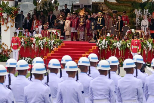 Presiden Jokowi tiba di Mimbar Kehormatan sekitar pukul 10.56 WITA dengan didampingi Ibu Iriana Jokowi. 
