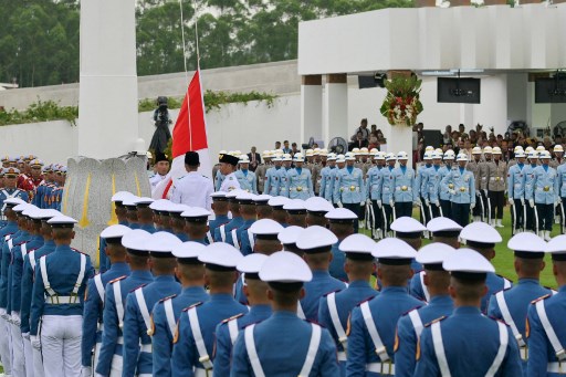 Tak lama kemudian terdengar letupan suara meriam yang menggema sebagai tanda peringatan Detik-Detik Proklamasi serta siap dimulainya upacara yang menandai momen bersejarah HUT Ke-79 Republik Indonesia secara perdana di IKN.
