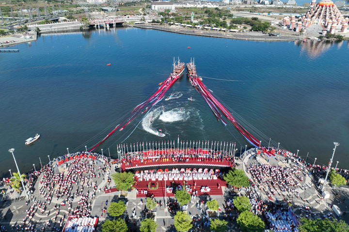 Sebanyak 79 lembar bendera Merah Putih sepanjang 7.900 meter dibentangkan di Pantai Losari, Makassar, Sulawesi Selatan, sebagai rangkaian upacara HUT ke-79 RI, Sabtu, 17 Agustus 2024.