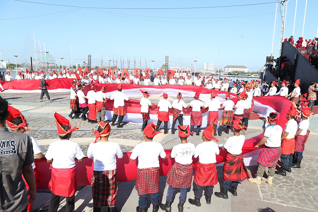 Wali Kota Makassar Moh Ramdhan Pomanto mengatakan pembentangan bendera Merah Putih itu, bertujuan memberikan semangat persatuan dan kebanggaan bagi seluruh masyarakat Kota Makassar. 