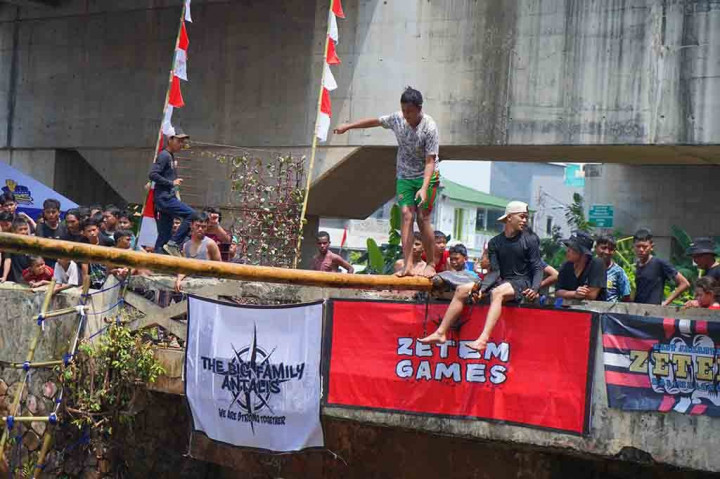 Ratusan warga dari RW 02, Kelurahan Cipinang Melayu, Kecamatan Makassar, Jakarta Timur, menggelar perlombaan bernama 'Zetem Games' untuk memeriahkan HUT ke-79 RI.