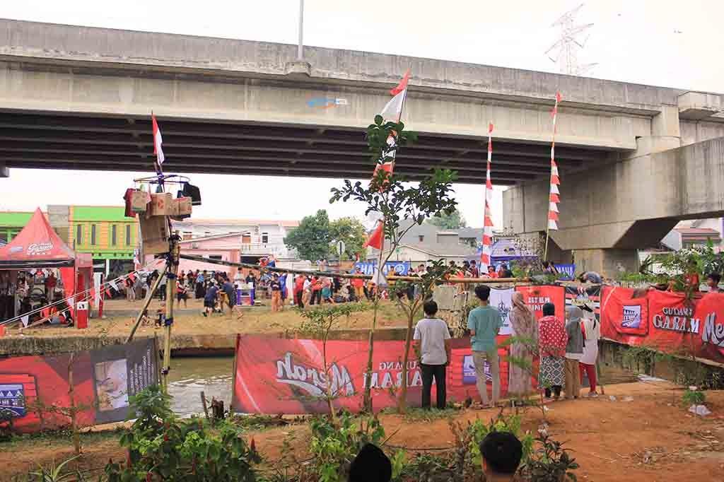 Perlombaan tersebut juga menyiapkan sebanyak kurang lebih 21 item hadiah, yang di antaranya terdiri dari barang elektronik, perabotan rumah, hingga pakaian. 