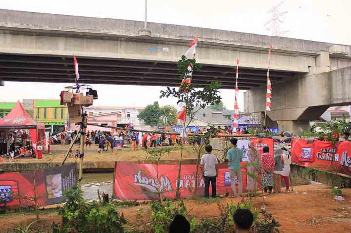 Perlombaan tersebut juga menyiapkan sebanyak kurang lebih 21 item hadiah, yang di antaranya terdiri dari barang elektronik, perabotan rumah, hingga pakaian. 