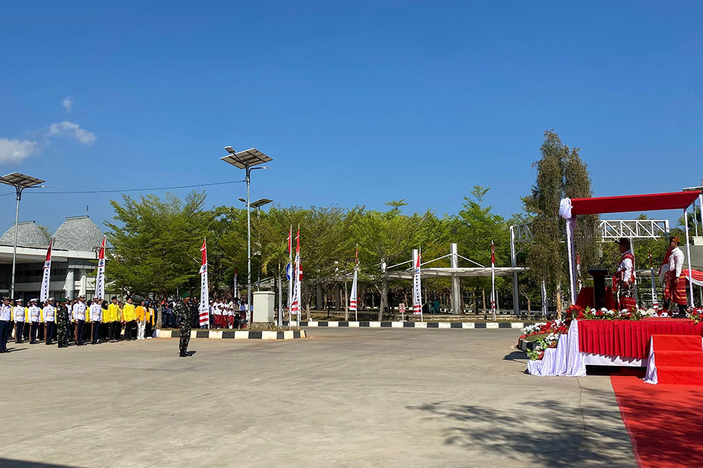 Bertindak sebagai Inspektur Upacara Kepala Badan Strategi Kebijakan Dalam Negeri, Yusharto Huntoyungo. Menurut Yusharto, dalam rangka perwujudan bentuk komitmen pemerintah dalam memastikan bahwa semangat kemerdekaan ini tidak hanya dirasakan di pusat pemerintahan, tetapi juga menyentuh seluruh pelosok negeri.