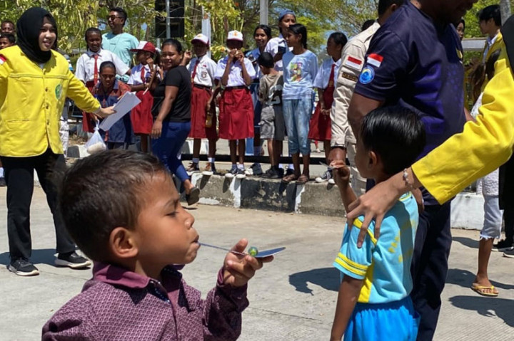 Ia mengatakan, pengmas ini telah dilaksanakan sejak 9 Agustus lalu dan berfokus pada peningkatan mutu pendidikan dan kesehatan melalui pendekatan fun learning. Hal ini bertujuan untuk meningkatkan minat belajar siswa dan mendukung perkembangan mereka secara optimal. 