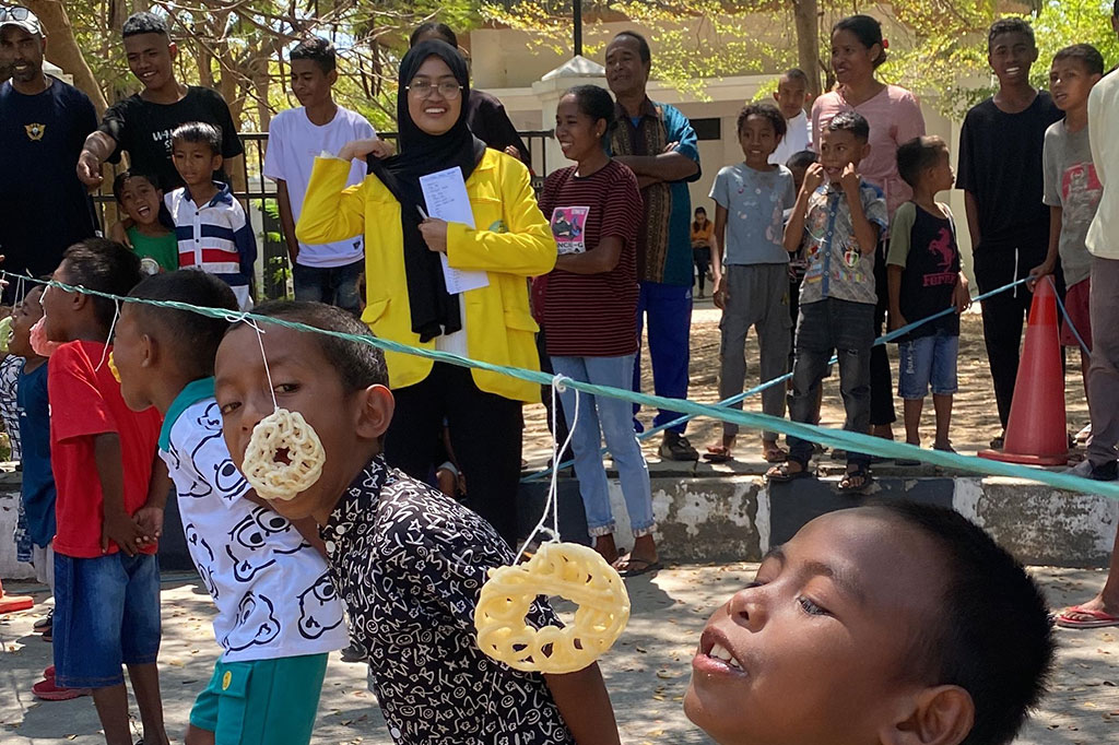 Lebih lanjut ia menyampaikan, wilayah perbatasan bukan hanya garis pembatas teritorial, tetapi juga berfungsi sebagai etalase bangsa yang menunjukkan wajah Indonesia kepada dunia. Oleh sebab itu, dengan semangat kemerdekaan ini, kehadiran mahasiswa UI tidak hanya untuk menghadiri pengibaran bendera merah putih di daerah perbatasan, tetapi mereka juga hadir untuk melaksanakan kegiatan pengabdian masyarakat (pengmas). 