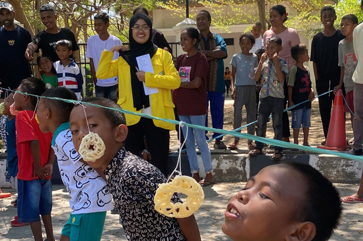 Lebih lanjut ia menyampaikan, wilayah perbatasan bukan hanya garis pembatas teritorial, tetapi juga berfungsi sebagai etalase bangsa yang menunjukkan wajah Indonesia kepada dunia. Oleh sebab itu, dengan semangat kemerdekaan ini, kehadiran mahasiswa UI tidak hanya untuk menghadiri pengibaran bendera merah putih di daerah perbatasan, tetapi mereka juga hadir untuk melaksanakan kegiatan pengabdian masyarakat (pengmas). 