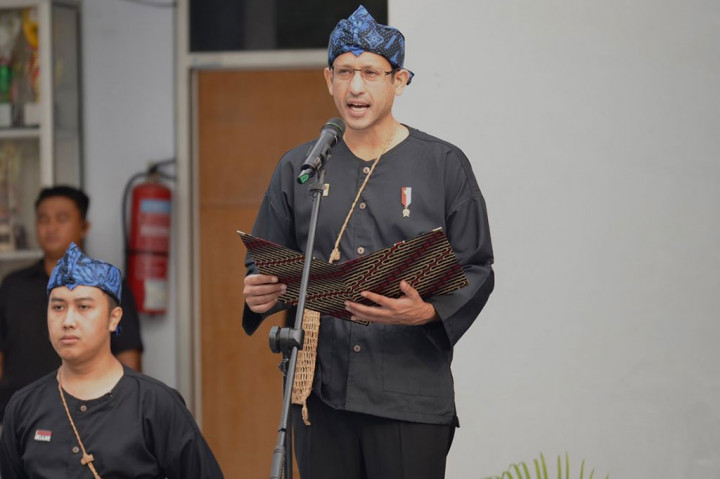 Dalam kesempatan tersebut, Nadiem mengajak seluruh peserta upacara merefleksikan makna kemerdekaan dengan semangat perjuangan dan bergotong royong. 