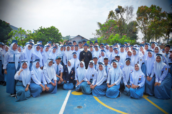 “Layaknya pesan Bung Karno agar kita terus mengisi Kemerdekaan Indonesia, marilah kita terus melanjutkan perjuangan untuk memajukan pendidikan dan kebudayaan Indonesia. Terus kuatkan tekad dan langkah perjuangan untuk membawa Indonesia melompat ke masa depan,” ujar Nadiem.