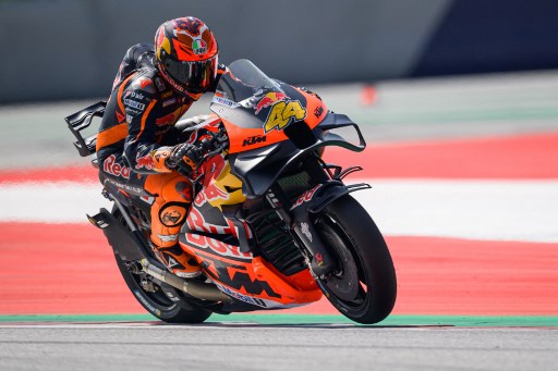 Pertarungan ketat di antara ketiga pembalap Ducati itu disaingi oleh pembalap Aprilia Racing Aleix Espargaro yang terpaut 0,052 detik saja dari Marquez.