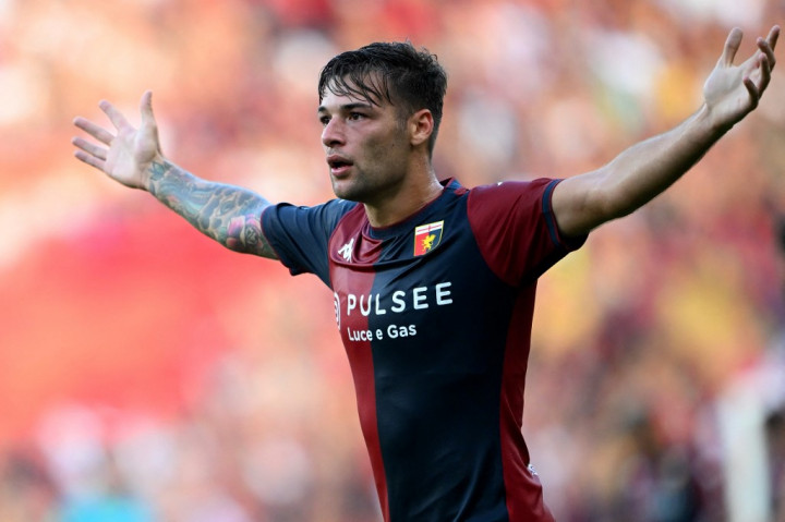 Tuan rumah Genoa mengejutkan Inter saat mereka mengemas gol pertama pada menit ke-20. Bola tendangan bebas disambut sundulan Matia Bani yang mengenai mistar gawang dengan bantuan kegagalan kiper Yann Sommer menguasainya, dan Alessandro Vogliacco menjadi orang tercepat yang bereaksi untuk menyambar bola pantul. 1-0 untuk Genoa.