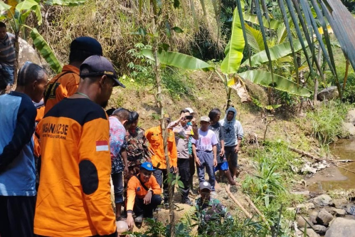 Tim SAR Kabupaten Wonosobo, Jawa Tengah berhasil mengevakuasi seorang warga Kecamatan Kepil yang terjepit batu di kali Ringin Turut, Dusun Sumpet, RT 02/RW 05, pada Sabtu, 17 Agustus 2024. Warga tersebut sudah dalam kondisi tewas ketika dievakuasi.