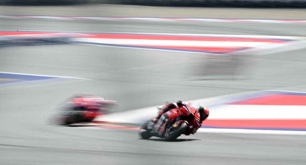 Pembalap Ducati Lenovo Francesco Bagnaia kembali menjadi pemuncak klasemen sementara MotoGP 2024 setelah memenangkan balapan utama Grand Prix Austria di Sirkuit Red Bull Ring, Minggu, 18 Agustus 2024.
