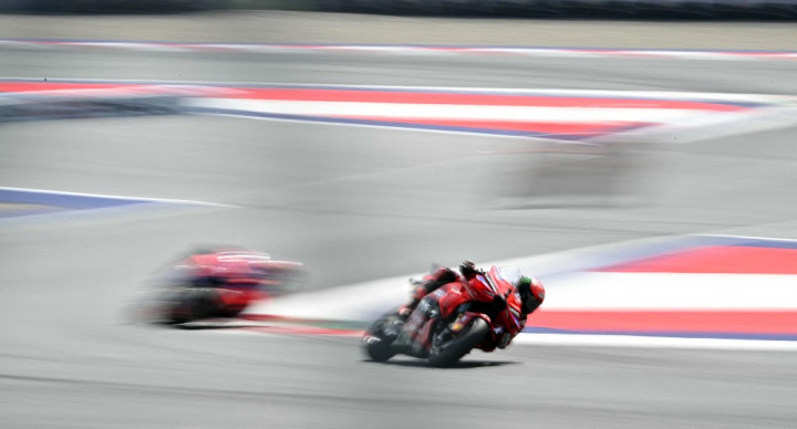 Pembalap Ducati Lenovo Francesco Bagnaia kembali menjadi pemuncak klasemen sementara MotoGP 2024 setelah memenangkan balapan utama Grand Prix Austria di Sirkuit Red Bull Ring, Minggu, 18 Agustus 2024.