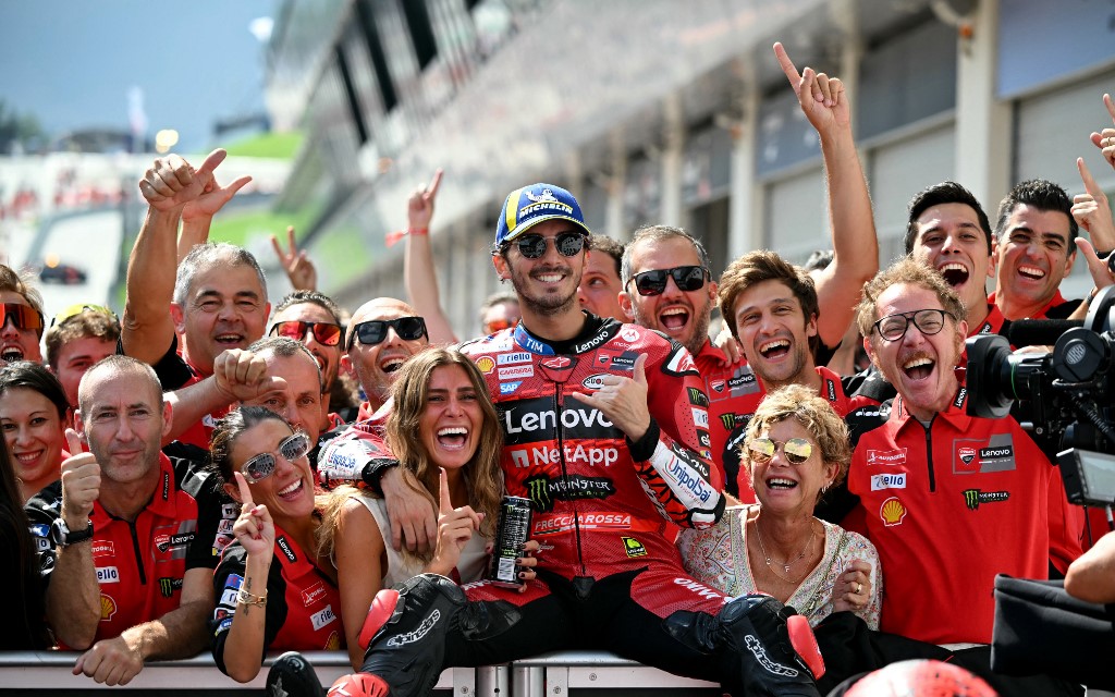 Kemenangan ini sekaligus menyempurnakan akhir pekan Bagnaia di Austria, dengan sehari sebelumnya mengklaim podium tertinggi pada sesi Sprint.