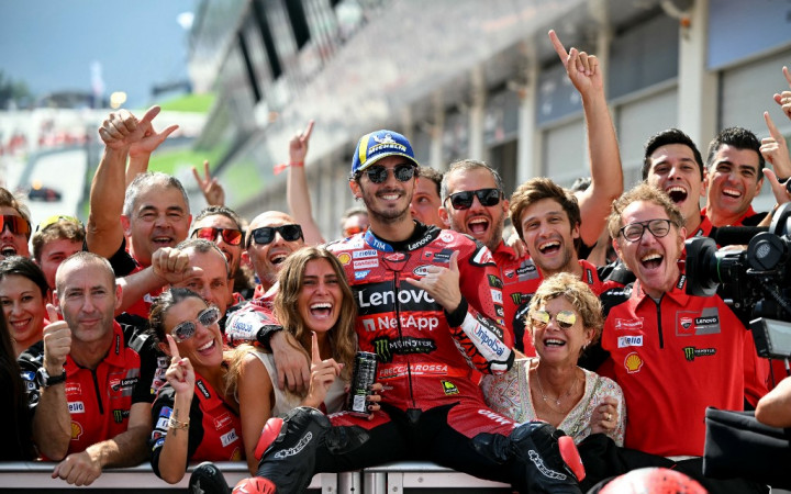 Kemenangan ini sekaligus menyempurnakan akhir pekan Bagnaia di Austria, dengan sehari sebelumnya mengklaim podium tertinggi pada sesi Sprint.