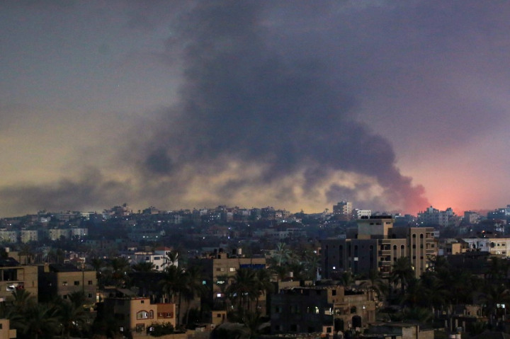 Sumber itu mengatakan serangan Israel lainnya telah menghantam sebuah rumah di kamp pengungsi Nuseirat di Gaza tengah, menewaskan enam orang dan melukai beberapa lainnya.