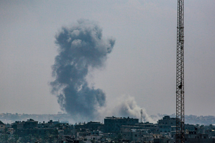 Serangan terbaru Israel di Jalur Gaza pada hari Minggu, 18 Agustus 2024 telah menewaskan setidaknya 16 warga Palestina, dengan satu di antaranya adalah seorang anak kecil. Otoritas medis Gaza melaporkan bahwa serangan Israel tersebut menghancurkan sebuah rumah di Deir al-Balah.