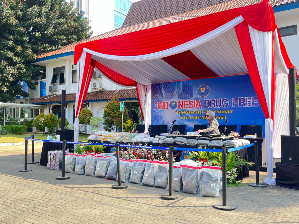 Badan Narkotika Nasional (BNN) menggelar pemusnahan barang bukti hasil tindak pidana Narkotika. Total terdapat 18 orang pelaku yang telah ditangkap. 