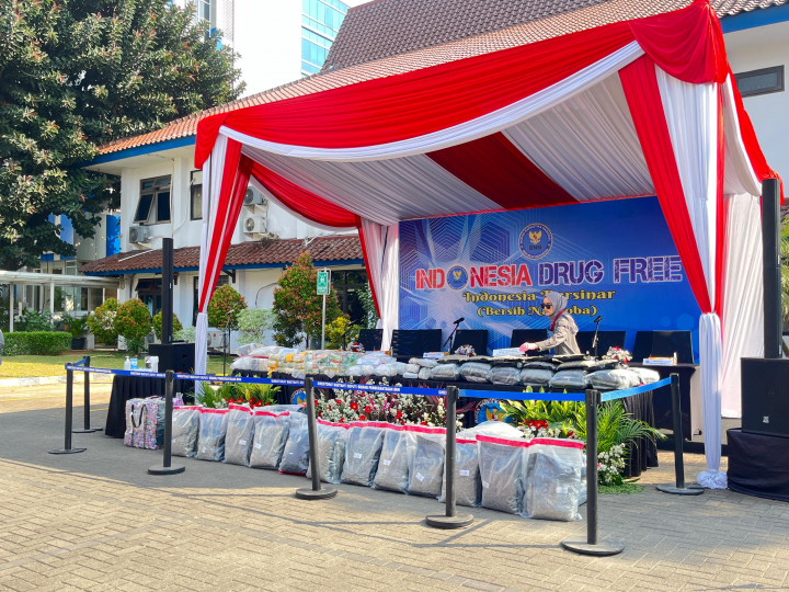 Badan Narkotika Nasional (BNN) menggelar pemusnahan barang bukti hasil tindak pidana Narkotika. Total terdapat 18 orang pelaku yang telah ditangkap. 