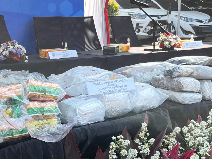 “Iya, sebanyak 15 warga negara Indonesia (WNI) dan 3 orang warga negara asing (WNA) yang sudah ditangkap oleh Panglima Komando Daerah Militer XII (Pangdam XII),” tutur Deputi Pemberantasan BNN RI, Irjen Pol I Wayan Sugiri, di Gedung BNN RI, Senin, 19 Agustus 2024.