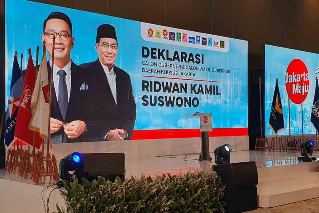 Turut tertulis 'Jakarta Baru' dan 'Jakarta Maju' di videotron tersebut. Selain itu, sejumlah poster yang disebar juga mewarnai kemeriahan deklarasi.