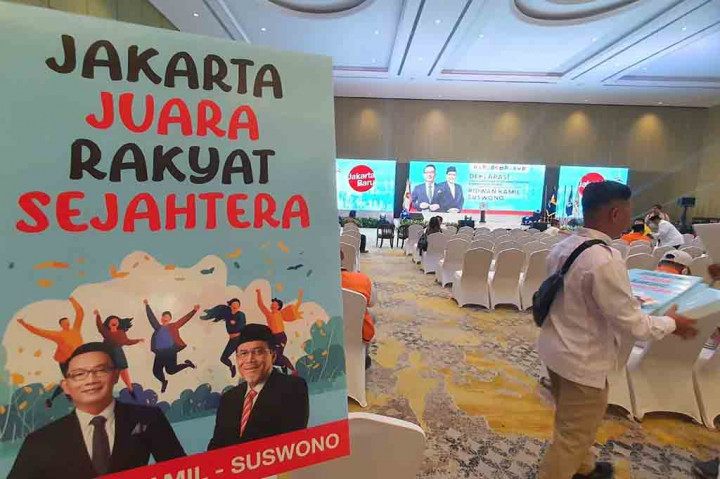 Pantauan Medcom.id, pada videotron indoor terpampang gambar Ridwan dan Suswono yang memakai jas hitam berlapis kemeja putih. Tertulis 'Deklarasi Calon Gubernur dan Calon Wakil Gubernur Daerah Khusus Jakarta, Ridwan Kamil dan Suswono'.