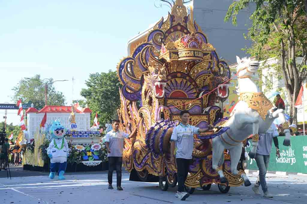 Sandiaga juga mengapresiasi pelaksanaan kegiatan pawai budaya yang digelar Minggu, 18 Agustus 2024 tersebut. Menurut Sandiaga, pelaksanaan Shining Jayandaru menjadi salah satu upaya Pemerintah Kabupaten Sidoarjo dalam mendukung pengembangan sektor pariwisata dan ekonomi kreatif.