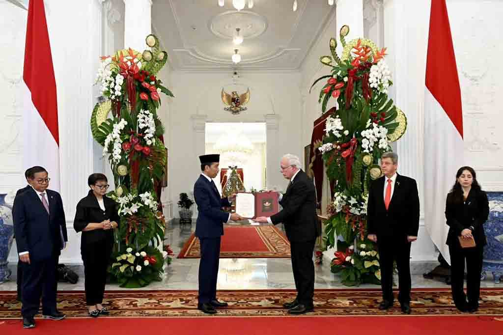 Selain memberikan penghargaan, Utusan Khusus juga menyampaikan ucapan selamat dari Presiden Abbas kepada Presiden Jokowi dan seluruh rakyat Indonesia atas peringatan Hari Kemerdekaan ke-79 Republik Indonesia. Presiden Mahmoud Abbas mengapresiasi peran penting Indonesia dalam mendukung rakyat Palestina, termasuk advokasi Indonesia untuk gencatan senjata, bantuan kemanusiaan, dan solusi dua negara.
