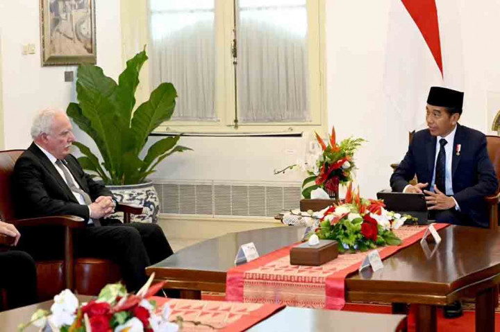 Presiden Joko Widodo menerima penghargaan tertinggi dari Pemerintah Palestina, “Grand Collar Order of the State of Palestine”, yang diserahkan oleh Utusan Khusus Presiden Palestina, Riyad Al Maliki, di Istana Merdeka, Jakarta, Senin, 19 Agustus 2024. Penghargaan ini diberikan sebagai bentuk pengakuan atas dukungan konsisten Indonesia terhadap perjuangan rakyat Palestina untuk kemerdekaan.