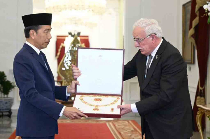 “Bapak Presiden (Jokowi) antara lain menyampaikan kejelasan mengenai posisi Indonesia yang konsisten untuk terus mendukung perjuangan bangsa Palestina. Indonesia juga akan terus menyuarakan gencatan senjata, bantuan kemanusiaan yang tanpa terkendala, dan tentunya solusi dua negara,” jelas Retno.