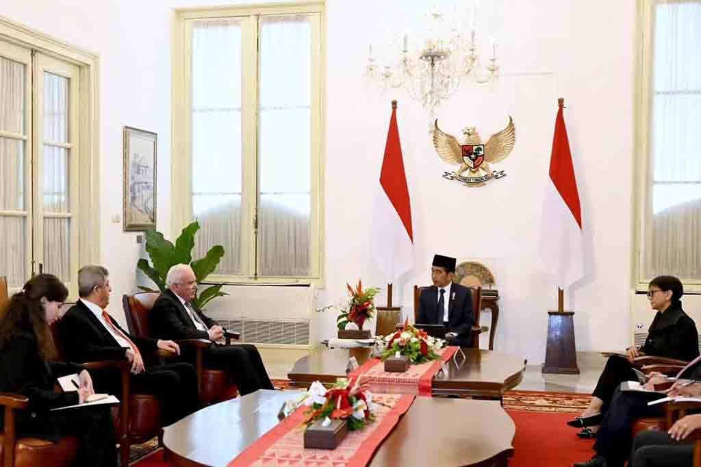 Menteri Luar Negeri Retno Marsudi menjelaskan bahwa penghargaan tersebut disampaikan langsung oleh Utusan Khusus Presiden Mahmoud Abbas setelah pertemuan dengan Presiden Jokowi. “Utusan Khusus menyampaikan penghargaan yang sangat tinggi dari Presiden Mahmoud Abbas kepada Presiden Republik Indonesia atas posisi Indonesia yang konsisten untuk mendukung perjuangan bangsa Palestina,” ujar Retno.