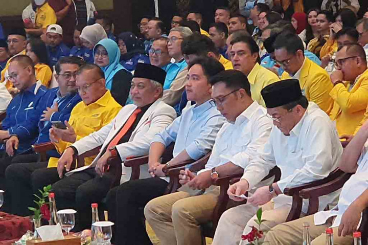 Pantauan Medcom.id, Gibran memakai kemeja biru muda dan celana berwarna hitam. Dia bersalaman dengan sejumlah sekretaris jenderal (sekjen) partai politik (parpol).