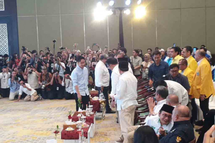 Anak Presiden Joko Widodo (Jokowi) itu juga berbincang dengan Ridwan. Perbincangan hangat mewarnai keduanya.