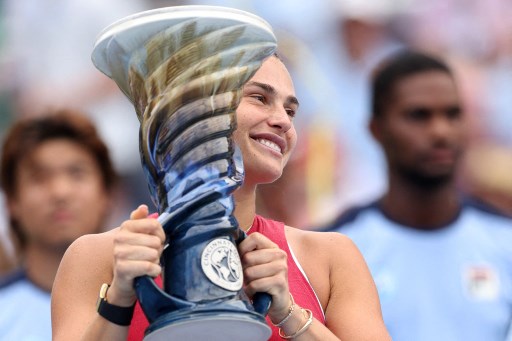 Unggulan ketiga yang absen di Wimbledon karena cedera bahu itu memenangi trofi untuk pertama kalinya sejak meraih gelar Grand Slam keduanya di Australia Open pada Januari lalu.