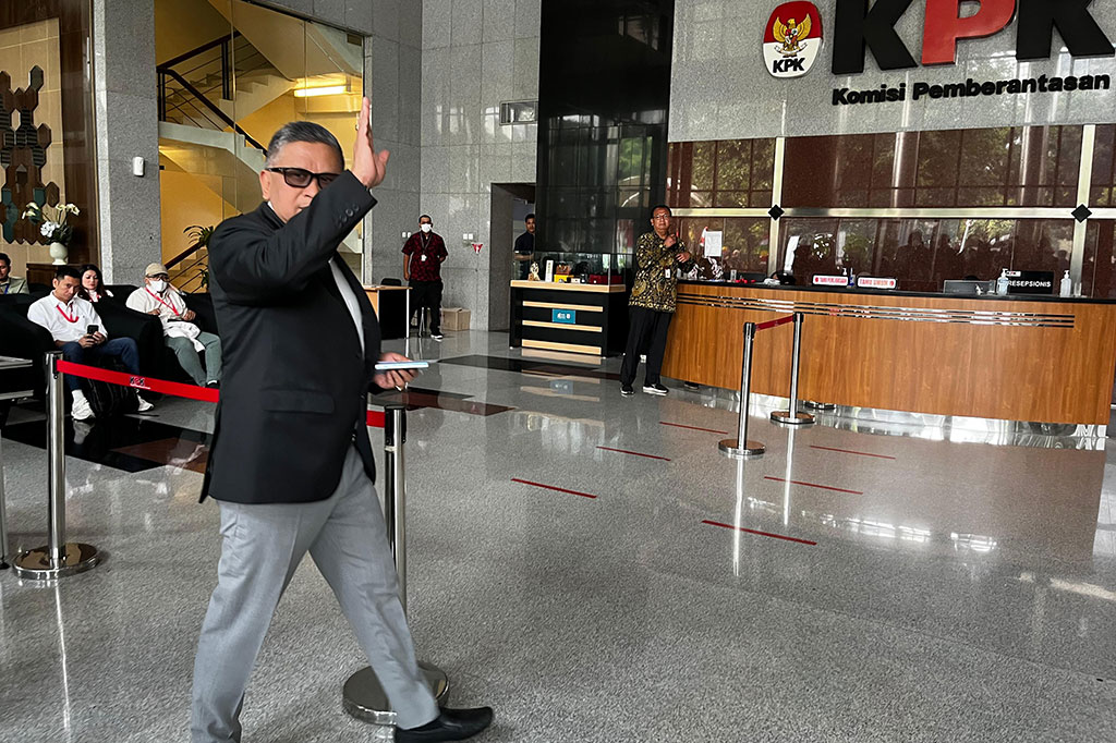 “Sebagaimana yang saya sampaikan hari Kamis lalu, bahwa hari ini saya datang memenuhi panggilan dari KPK untuk berikan keterangan yang sebenarnya dalam kapasitas saya sebagai sekretaris tim pemenangan Bapak Jokowi dan Ma’ruf Amin tahun 2019,” ujar Hasto.