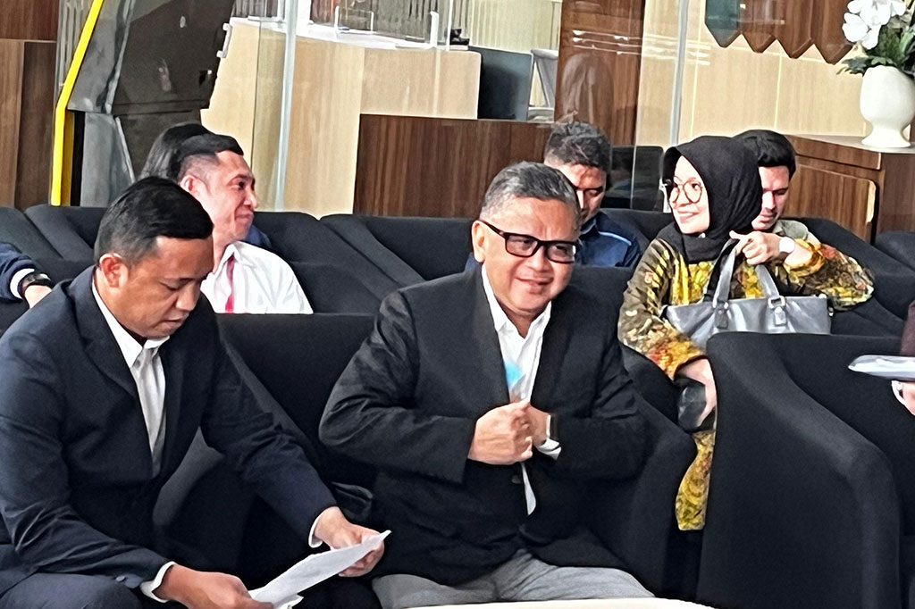 Hasto mengaku tidak membawa apapun untuk diserahkan kepada penyidik. Satu-satunya berkas yang dibawanya yakni surat pemanggilan sebagai saksi. “Saya membawa ketetapan hati untuk berbicara kebenaran,” ucap Hasto.