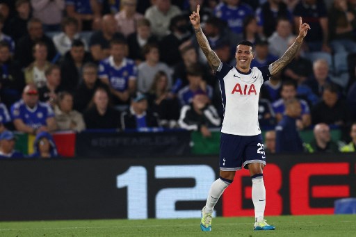 The Lilywhites unggul terlebih dahulu lewat gol Pedro Porro pada menit ke-29. Gol berawal dari umpan silang akurat James Maddison yang dimanfaatkan Porro menjadi gol.