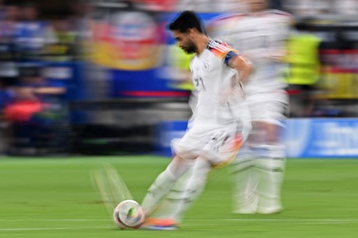 Pengunduran diri Gundogan mengikuti jejak Toni Kroos dan Thomas Mueller, yang sudah lebih dulu memutuskan pensiun dari tim nasional Jerman. Kroos pensiun setelah Euro 2024, sementara Mueller mengakhiri karier internasionalnya bulan lalu.
