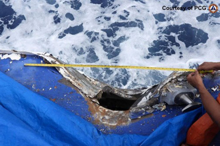Foto selebaran yang diambil dan dirilis Penjaga Pantai Filipina (PCG) pada Senin, 19 Agustus, menunjukkan kerusakan pada kapal penjaga pantai BRP Cape Engano (MRRV-4411) menyusul tabrakan dengan kapal penjaga pantai Tiongkok di dekat Sabina Shoal di perairan sengketa Filipina Laut China Selatan. 