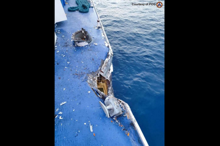 Juru bicara Penjaga Pantai Tiongkok Gan Yu menuduh kapal Filipina secara ilegal memasuki sekitar perairan yang disengketakan dan sengaja bertabrakan dengan kapal Tiongkok. 