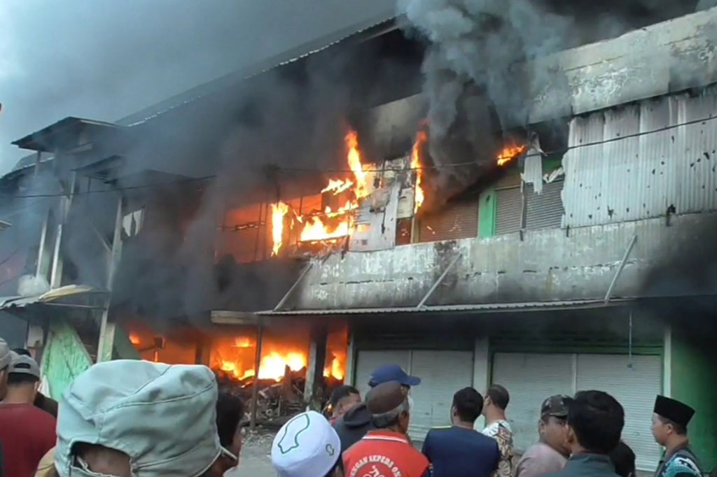 Namun karena kondisi api sudah terlanjur membesar, petugas sempat mengalami kesulitan melakukan pemadaman. Setelah lebih dari empat jam, petugas baru bisa mengendalikan api.