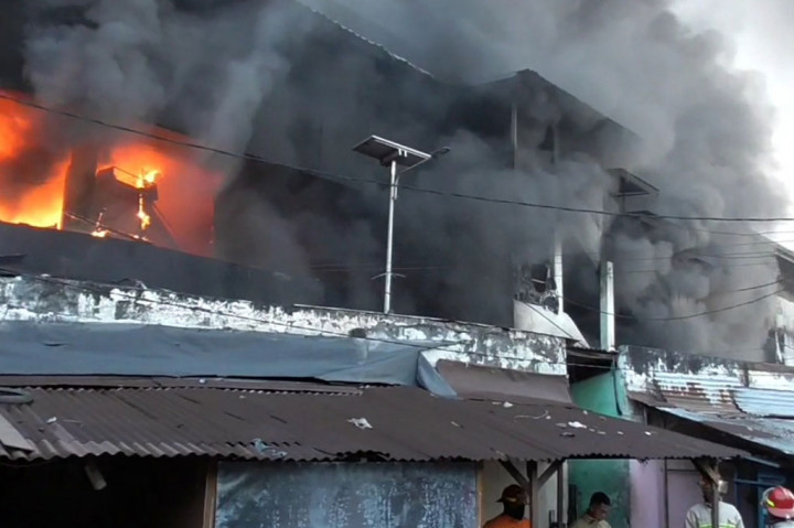 Sebanyak 20 mobil pemadam kebakaran didatangkan ke lokasi, untuk memadamkan kobaran api. 